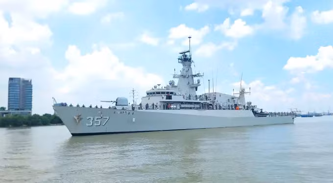 La corbeta KRI Bung Tomo-357 de la Armada de Indonesia llega al puerto de Nha Rong en Ciudad Ho Chi Minh. (Fuente:sggp.org.vn)
