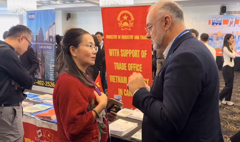 La consejera comercial de la Embajada de Hanoi en Ottawa, Tran Thu Quynh, habla con Aref Salem, concejal de la ciudad de Montreal por el distrito de Saint Laurent. (Fuente:VNA)