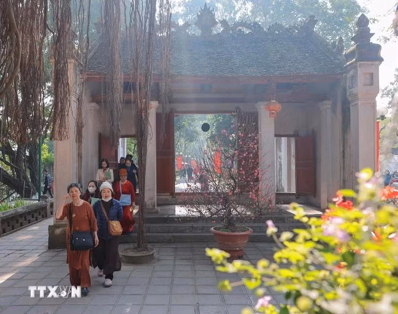 Visitantes en el Templo de Voi Phuc. (Foto: VNA)