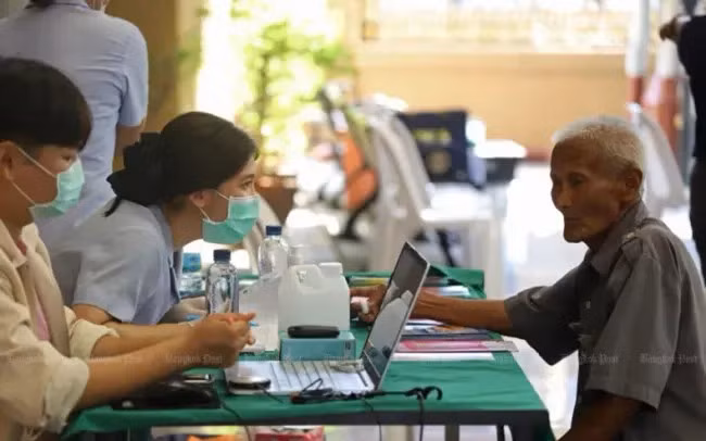 Personal médico y voluntarios realizan chequeos de salud gratuitos a personas mayores en Bangkok, 24 de febrero (Fuente: Bangkok Post)