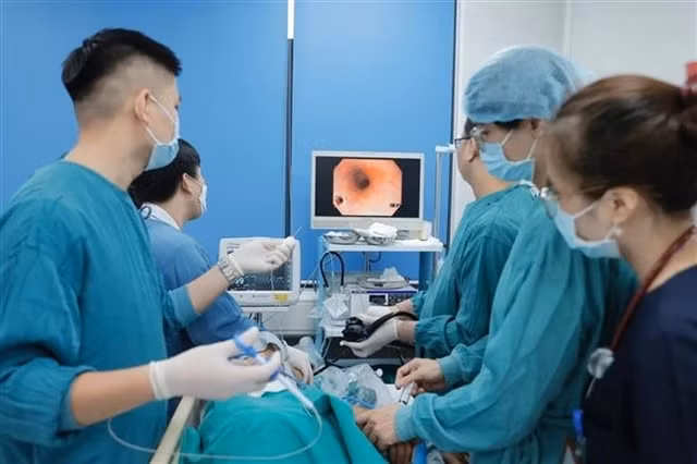 En una operación de Endoscopia en el Hospital Bach Mai de Hanoi. (Foto: VNA)