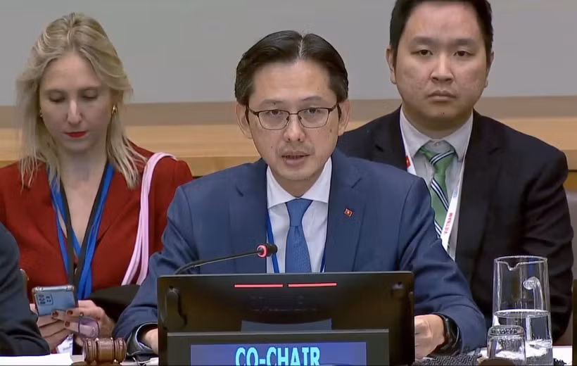 El viceministro de Asuntos Exteriores de Vietnam Do Hung Viet habla en el evento. (Fuente:VNA)