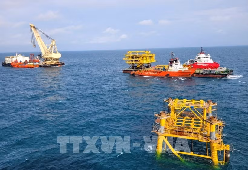 Vietsovpetro instala con éxito bloque superior de plataforma BK-23. (Fuente:VNA)