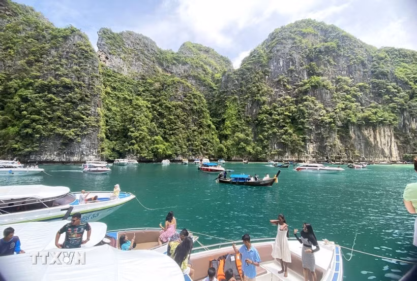 Turistas visitan la Bahía de Maya. (Fuente:VNA)