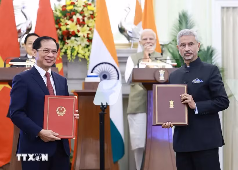 Líderes de los Ministerios de Relaciones Exteriores de Vietnam y la India presentaron el Acuerdo entre ambos Gobiernos para permitir que familiares de miembros de misiones diplomáticas y consulados trabajen y obtengan ingresos. (Fuente: VNA)