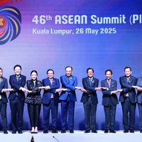 El primer ministro Pham Minh Chinh y líderes de los países de la ASEAN y Timor Leste participan en la sesión plenaria de la 46 Cumbre de la ASEAN. (Fuente: VNA)