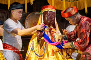 Emotivo ritual de “vestidura del Buda” en el festival de la aldea de Keo