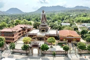 Estatua de Amitābha de 24 metros en la pagoda Kim Tien en An Giang