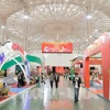 Los visitantes recorren los stands de la feria. Foto: VNA