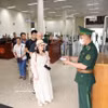 Guardias en el puesto fronterizo internacional de Mong Cai en la provincia de Quang Ninh tramitan procedimientos de salida de pasajeros. (Foto: VNA)