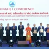 Entregan certificados de membresía al Centro Financiero Internacional de Vietnam en la ciudad de Da Nang. Foto: VNA.