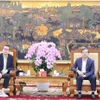 El presidente del Comité Popular de la provincia de Bac Ninh, Pham Hoang Son, (derecha) en una reunión de trabajo con Andy Lin, vicepresidente del grupo chino Cooler Master (Fuente: VNA)