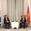 El ministro de Finanzas, Ngo Van Tuan, sostiene una reunión de trabajo con el profesor Alec Cameron, vicepresidente y rector de la universidad RMIT. Foto: tapchikinhtetaichinh.vn