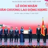 El primer ministro Pham Minh Chinh entrega la Medalla Laboral de primera clase al Banco Estatal de Vietnam. Foto: VNA
