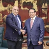 El primer ministro de Vietnam, Pham Minh Chinh, recibe a Ali Ijaz Ahmad, presidente y director general del grupo singapurense Makara Capital Partners. (Fuente: VNA)