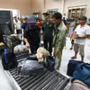 Los agentes de aduanas inspeccionan el equipaje de los pasajeros que ingresan al país a través del puesto fronterizo internacional de Nam Can, en la provincia de Nghe An. Foto: VNA
