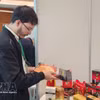 Un visitante muestra interés por el café vietnamita que se exhibe en el marco del XII Foro Africano de Inversión y Comercio. (Foto: VNA)