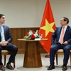 El primer ministro de Vietnam, Pham Minh Chinh (derecha) recibe a un dirigente de Vale, grupo multinacional especializado en metales, minería y logística (Fuente: VNA)