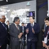 El presidente de la Asamblea Nacional, Tran Thanh Man, conversa con los líderes del Grupo Petronas. Foto: VNA
