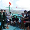 Oficiales y soldados de la Estación de Guardia Fronteriza de Son Tra (Comando de Guardia Fronteriza de la Ciudad de Da Nang) difunden información sobre la pesca IUU a los pescadores locales. Foto: VNA.
