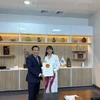 El embajador de Vietnam en Brasil, concurrente en Perú, Bui Van Nghi y la ministra de Comercio Exterior y Turismo de Perú, Desilú León Chempén (Fuente: Embajada de Vietnam en Brasil)
