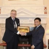 El ministro de Finanzas de Vietnam, Nguyen Van Thang, y el Lord Alcande de Londres, Alastair King (Fuente: VNA)
