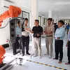 Pruebas de robots industriales en el Centro de Formación, Investigación y Desarrollo de Robótica Industrial y Aplicaciones de Inteligencia Artificial (Universidad Tecnológica de Da Nang - Universidad de Da Nang). Foto: VNA