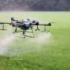 Agricultores de la provincia de An Giang utilizan drones para fumigar con pesticidas, ahorrando así costes, esfuerzo y tiempo. Foto: VNA.