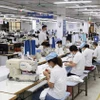 Trabajadores de una fábrica textil que exporta productos en Garco 10 en Hanoi. Foto: TTXVN