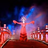 "La danza del sol" en el puente The Huc durante el recorrido nocturno "Ngoc Son - Noche misteriosa", en el marco del Festival Thang Long - Hanoi 2025 (del 1 al 16 de noviembre de 2025). Foto: VNA