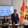 El viceprimer ministro Nguyen Van Thang se reúne con representantes de expertos vietnamitas en los campos de las finanzas y la tecnología. Foto: VNA
