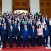 El primer ministro de Vietnam, Pham Minh Chinh, y los delegados del coloquio (Fuente: VNA)