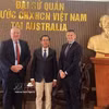 El embajador de Vietnam en Australia, Pham Hung Tam (centro), y los dirigentes del grupo SunRice (Fuente: VNA)