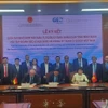 En la ceremonia de firma entre el Grupo GEO (Alemania) y la empresa O-DOOR Vietnam sobre el proyecto del Centro de Formación y Desarrollo de Recursos Humanos en Energías Renovables en la provincia de Gia Lai. (Foto: Sy Thang/VNA)