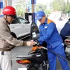 Clientes compran gasolina en una tienda de Petrolimex Hung Yen en la provincia de Hung Yen. Foto: VNA