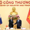 El ministro vietnamita Nguyen Hong Dien y su homólogo laosiano, Malaithong Kommasith (Fuente: VNA)