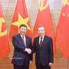 El secretario general del Partido Comunista de Vietnam y presidente de la República, To Lam, (derecha) y el líder chino Xi Jinping posan para una foto en la recepción de Estado en honor a la visita de Estado a Vietnam en 14 de abril de 2025. (Foto: VNA)