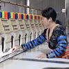 Gracias al acceso a préstamos preferenciales, Mua Thi La, una mujer de la minoría étnica Mong de la aldea de Ban My A, invierte en la apertura de un taller de confección de trajes étnicos tradicionales, creando ingresos estables y escapando gradualmente de la pobreza de forma sostenible. Foto: VNA