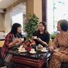 Los turistas disfrutan del té. El té vietnamita está difundiendo cada vez más su sabor e identidad cultural (Fuente: VNA)