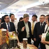 Los delegados visitan la zona donde se exhiben productos típicos de las localidades de la región Centro-Norte. (Foto: VNA)