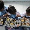 Indonesia: Decenas de estudiantes hospitalizados tras recibir comida escolar gratuita