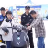 Consumidores prueban una motocicleta eléctrica de VinFast. (Foto: VNA)