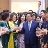 El primer ministro de Vietnam, Pham Minh Chinh, con representantes de la comunidad empresarial (Fuente: VNA)