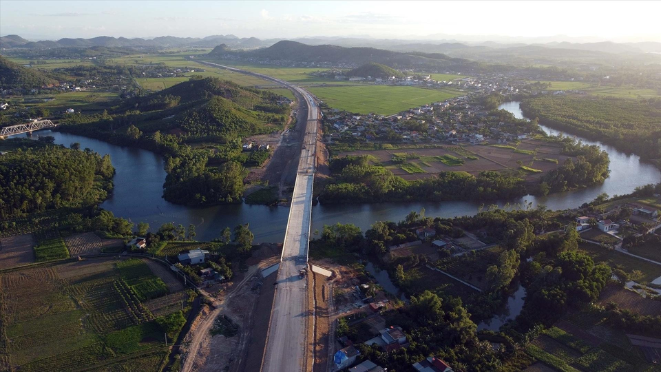 Un tramo de la autopista Nghi Son - Dien Chau que pasa por la ciudad de Hoang Mai, en la provincia de Nghe An. (Fuente: VNA)