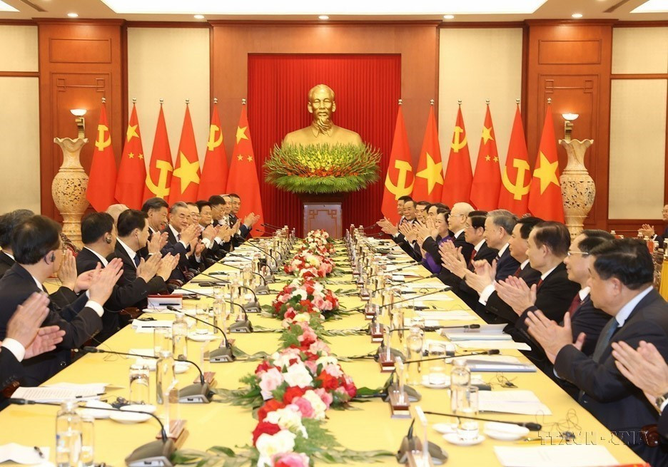 El secretario general del Comité Central del Partido Comunista de Vietnam, Nguyen Phu Trong, se reunió el 12 de diciembre en 2023 con el secretario general del Comité Central del Partido Comunista y presidente de China, Xi Jinping, quien se encontró en una visita de Estado a Vietnam. (Fuente: VNA)
