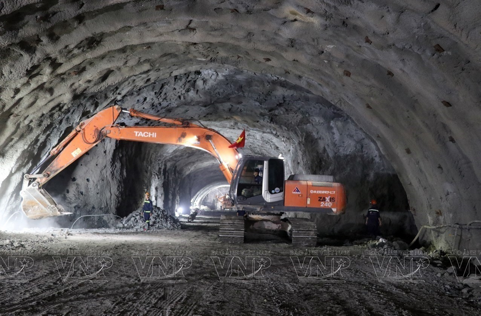 Trabajadores y equipos mecánicos en el área del túnel Tuy An (perteneciente al proyecto componente de la autopista Chi Thanh - Van Phong). (Fuente: VNA)
