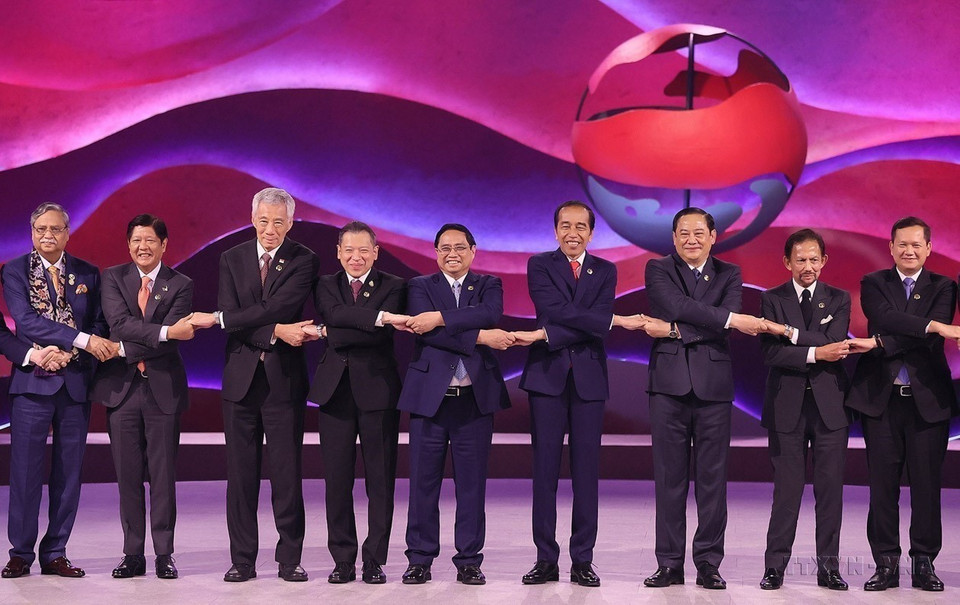 El primer ministro Pham Minh Chinh, el secretario general y los jefes de delegaciones de los países de la ASEAN en la ceremonia inaugural de la 43ª Cumbre de la Asociación y cumbres relacionadas, en Yakarta, Indonesia (5 de septiembre de 2023). (Fuente: VNA)