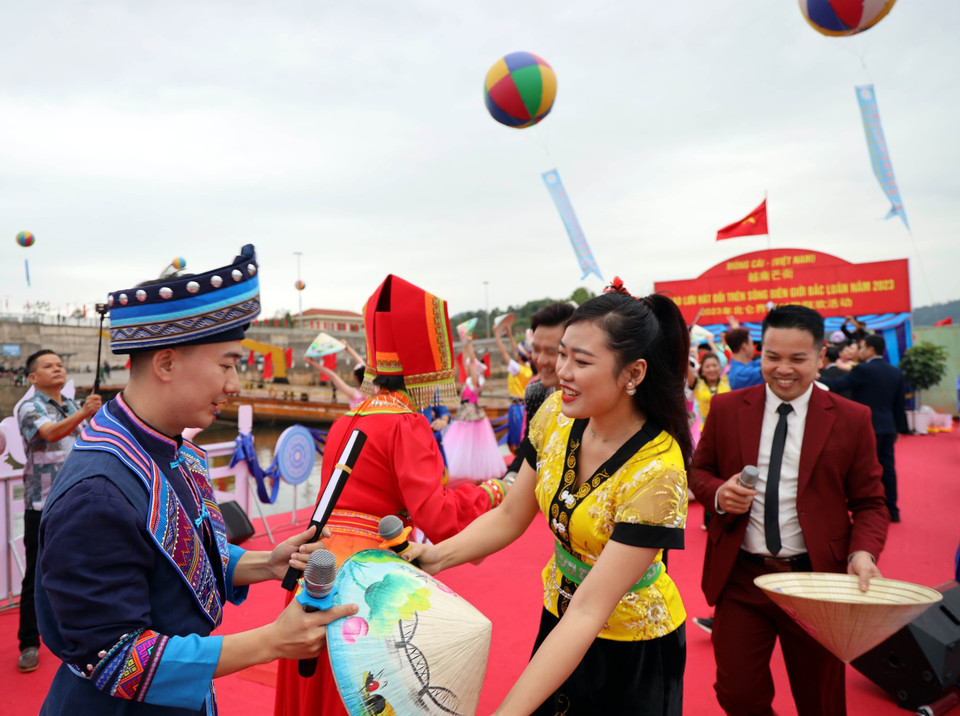 Programa de intercambio artístico en el río fronterizo Bac Luan entre jóvenes de las ciudades de Mong Cai (Vietnam) y Dong Xing (China) en el marco de la XV Feria Internacional Vietnam-China. (Fuente: VNA)