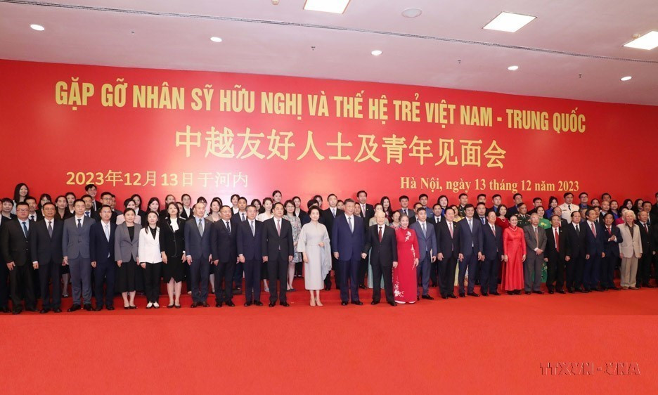 El secretario general del Comité Central del Partido Comunista de Vietnam, Nguyen Phu Trong, y el secretario general del Comité Central del Partido Comunista y presidente de China, Xi Jinping, se reunieron el 13 de diciembre de 2023 en el Centro Nacional de Convenciones de Hanoi con los intelectuales y jóvenes de los dos países. (Fuente: VNA)