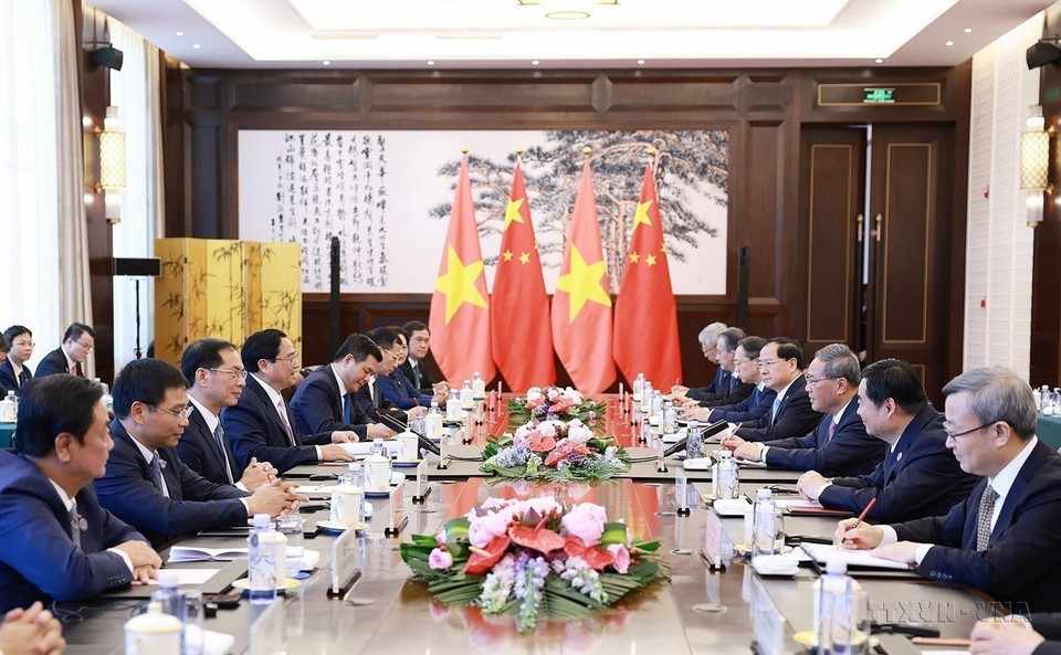 El primer ministro de Vietnam, Pham Minh Chinh, sostuvo conversaciones con su homólogo anfitrión, Li Qiang, el 24 de junio de 2024 en la ciudad china de Dalian. (Fuente: VNA)